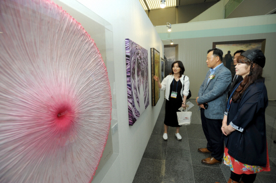 삼성전자 화성캠퍼스에서 열린 ‘삼성전자와 함께하는 용인-화성 미술작가 초대전’에서 관람객들이 전시된 작품들을 감상하고 있다. /사진제공=삼성