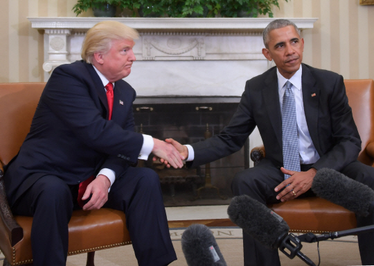 ‘미국인이 가장 존경하는 남성’ 1위에 꼽힌 버락 오바마(오른쪽) 미 대통령과 2위인 도널드 트럼프 미 대통령 당선인/AFP 연합뉴스