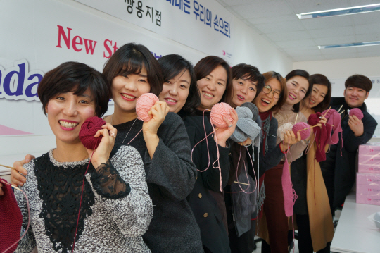 흥국생명 임직원들이 그룹홈 아동들에게 전달할 목도리를 뜨며 기념촬영하고 있다. /사진제공=흥국생명