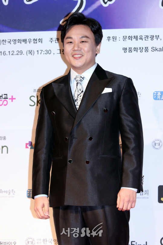 배우 김인권이 29일 열린 2016 스타의 밤 -대한민국 톱스타상 시상식에서 포토타임을 갖고 있다.