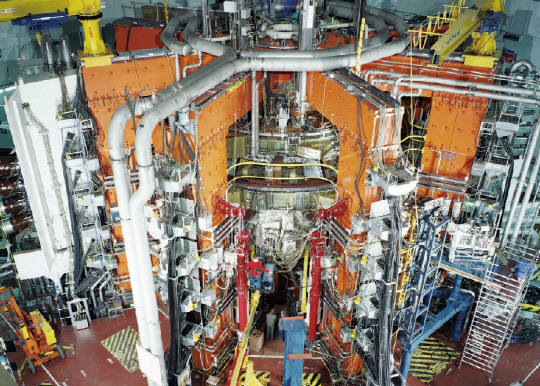 유럽연합 (EU) 회원국들이 만든 JET토카막. 영국 옥스퍼드 남쪽 컬햄에  있는 이 장치로 1991년 세계 최초로 1.7MW 핵융합 에너지 방출하는데 성공한다.