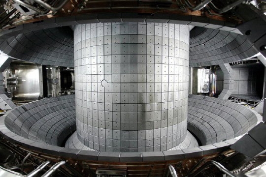 KSTAR 핵융합 장치의 진공 용기 내부. 이 곳을 초진공 상태로 만들어 1억도가 넘는 초고온 플라즈마를 담게 된다.