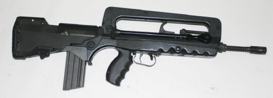 프랑스군의 차기 소총으로 결정된 독일제 HK416 소총(위)과 지난 1978년부터 사용해온 불펍식 FAMAS F1 소총.
