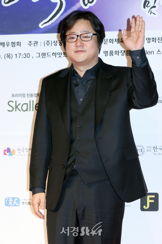 배우 곽도원이 29일 열린 2016 스타의 밤 -대한민국 톱스타상 시상식에서 포토타임을 갖고 있다.