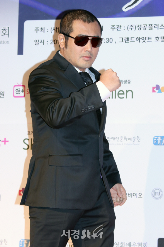 배우 김보성이 29일 열린 2016 스타의 밤 -대한민국 톱스타상 시상식에서 포토타임을 갖고 있다.