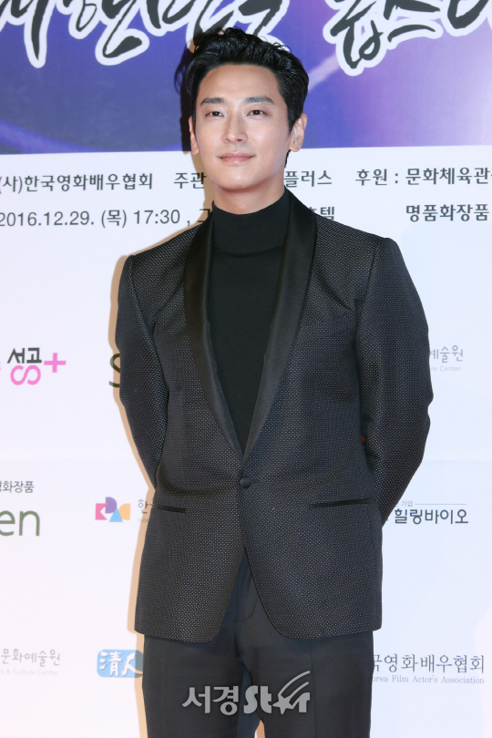 배우 주지훈이 29일 열린 2016 스타의 밤 -대한민국 톱스타상 시상식에서 포토타임을 갖고 있다.