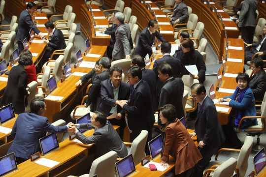 29일 국회 본회의장에서 여야 의원들이 ‘4당체제’에 따라 조정된 새로운 좌석으로 이동하고 있다. /연합뉴스