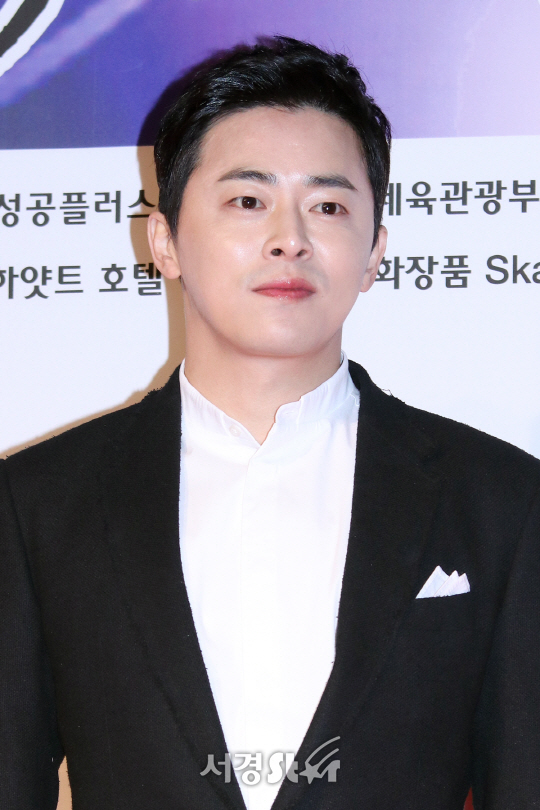 배우 조정석이 29일 열린 2016 스타의 밤 -대한민국 톱스타상 시상식에서 포토타임을 갖고 있다.