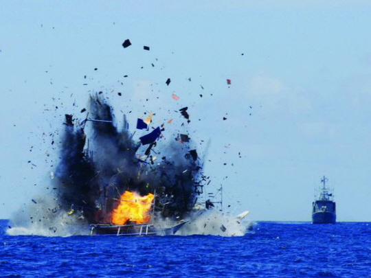 아르헨티나가 자국 해역에서 불법 조업을 한 중국 어선 침몰을 침몰시키고 있다./서울경제DB