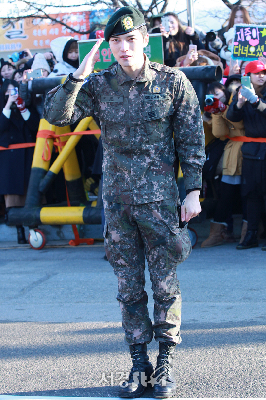 /30일 오전 경기도 용인시 처인구에 위치한 용인 55사단에서 군악병으로 1년 9개월간 군복무를 무사히 마친 JYJ의 멤버 김재중이 포토타임을 갖고 있다.