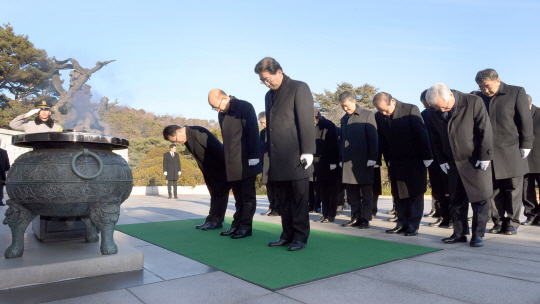 박한철 헌법재판소장과 재판관들이 30일 오전 동작동 국립서울현충원을 방문 참배 했다./ 이호재기자.