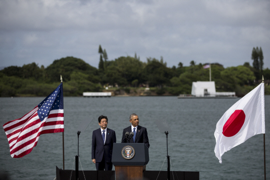 지난 27일 아베 신조(왼쪽) 일본 총리가 미 하와이 진주만 킬로피어에서 에서 버락 오바마 미국 대통령의 연설을 경청하고 있다. /호놀룰루=AFP연합뉴스