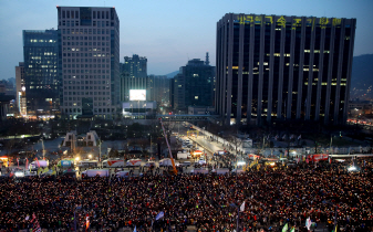 9차 촛불집회가 열렸던 24일 오후 서울 광화문광장에서 집회에 참여한 시민들이 거리행진을 하고 있다./연합뉴스