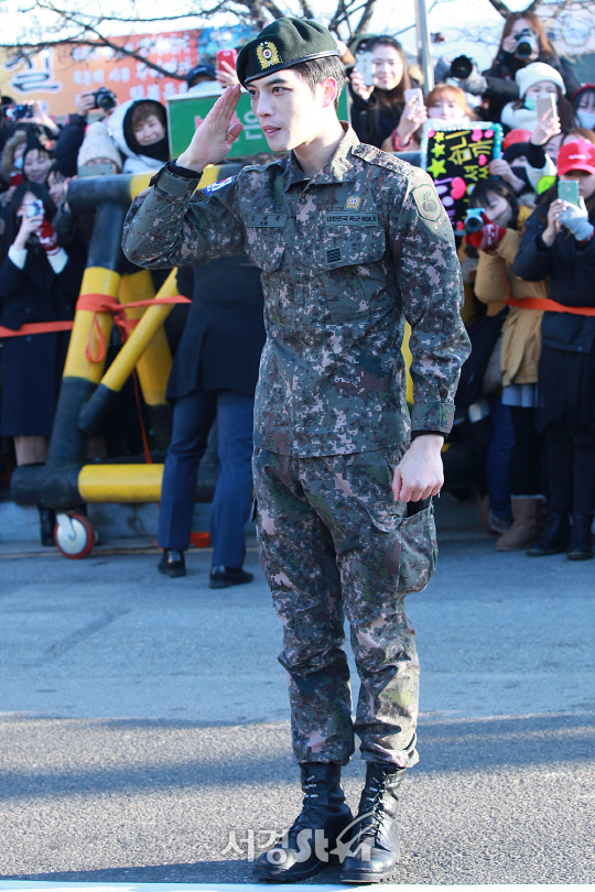 /30일 오전 경기도 용인시 처인구에 위치한 용인 55사단에서 군악병으로 1년 9개월간 군복무를 무사히 마친 JYJ의 멤버 김재중이 포토타임을 갖고 있다.