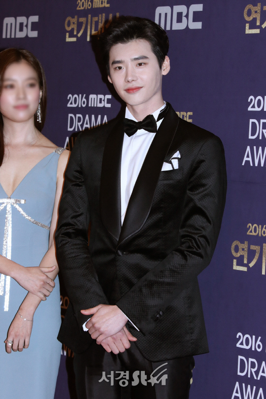 배우 이종석이 30일 열린 2016 MBC 연기대상에 참석해 포즈를 취하고 있다.
