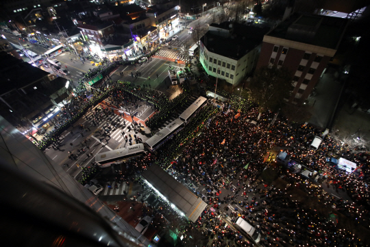 박근혜 대통령 퇴진 촉구 8차 촛불집회가 열린 17일 서울 안국역 인근에서 참가자들이 촛불을 들고 있다./연합뉴스