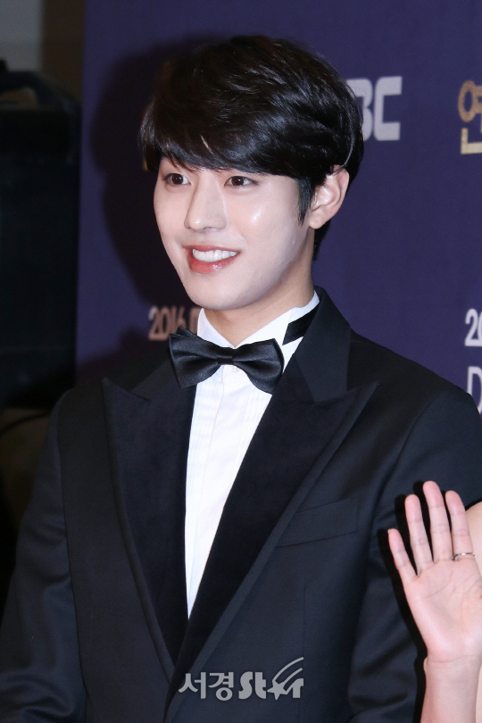 배우 안효섭이 30일 열린 2016 MBC 연기대상에 참석해 포즈를 취하고 있다.