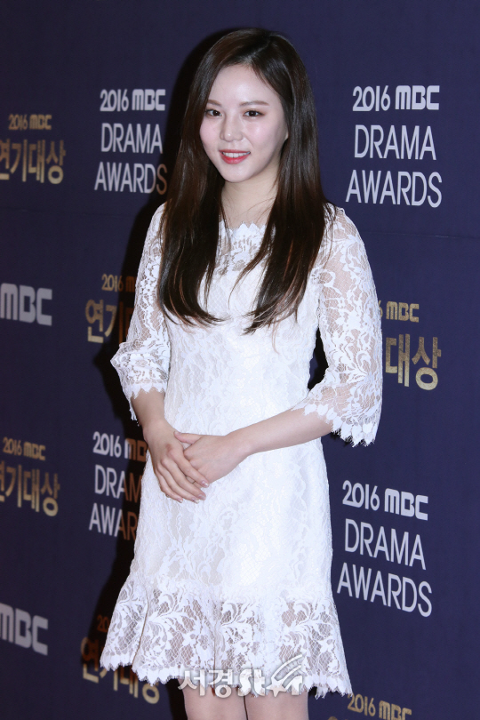 배우 이열음이 30일 열린 2016 MBC 연기대상에 참석해 포즈를 취하고 있다.
