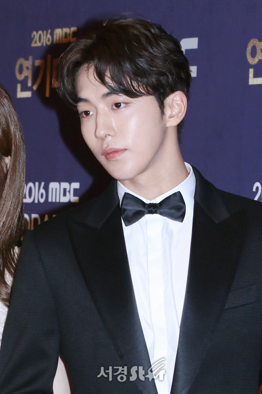 배우 남주혁이 30일 열린 2016 MBC 연기대상에 참석해 포즈를 취하고 있다.