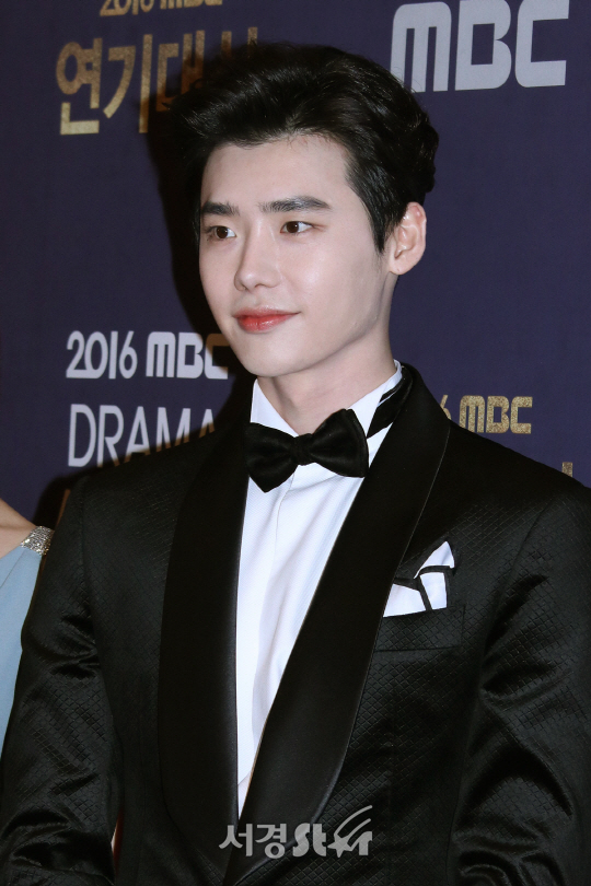 배우 이종석이 30일 열린 2016 MBC 연기대상에 참석해 포즈를 취하고 있다.