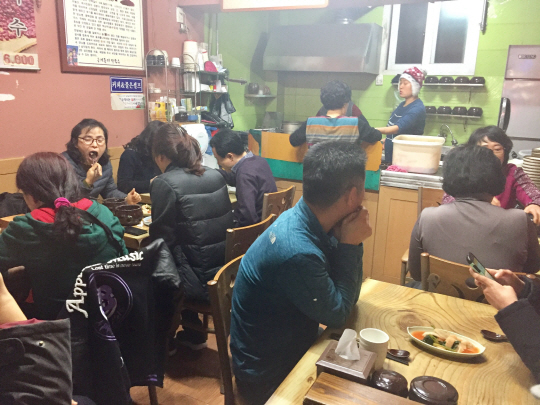 [맛집쓰리고]'악귀 막아준다는' 부적의 팥죽, 신년 소망을 기원하며 한뚝배기 하실래예