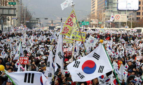 2016년 마지막 날인 31일 서울 대한문 앞 일대에서 보수단체 회원들이 탄핵무효를 주장하는 집회를 열고 있다. /연합뉴스
