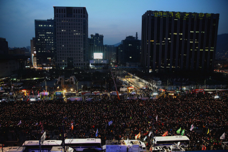 지난 24일 오후 서울 광화문광장에서 열린 제9차 촛불집회에서 시민들이 박근혜 대통령 즉각 퇴진을 촉구하고 있다. /연합뉴스