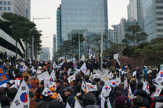 31일 오후 서울 중구 소공동 JTBC 사옥 정문으로 진입을 시도하는 보수단체 회원들./이종호기자