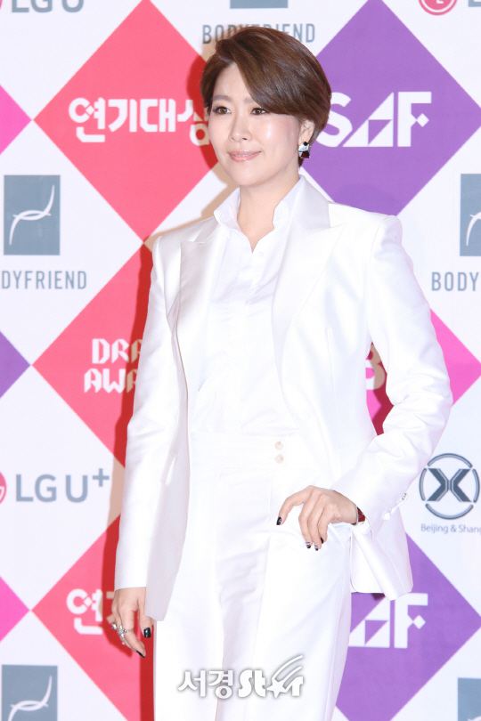 배우 김지영이 31일 열린 2016 SAF SBS 연기대상에 참석해 포즈를 취하고 있다.