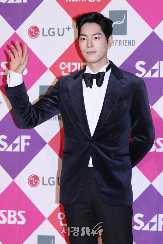 배우 홍종현이 31일 열린 2016 SAF SBS 연기대상에 참석해 포즈를 취하고 있다.