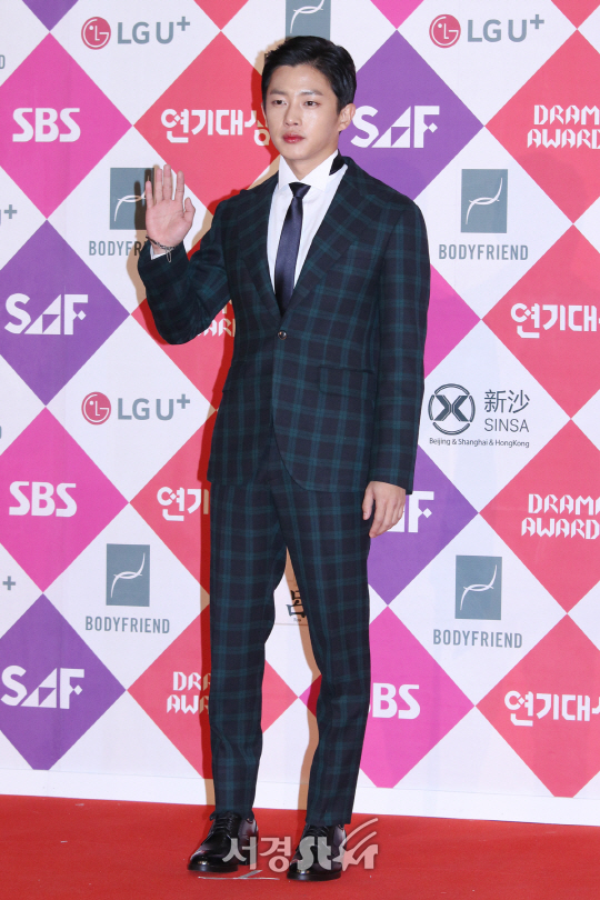 배우 김민석이 31일 열린 2016 SAF SBS 연기대상에 참석해 포즈를 취하고 있다.