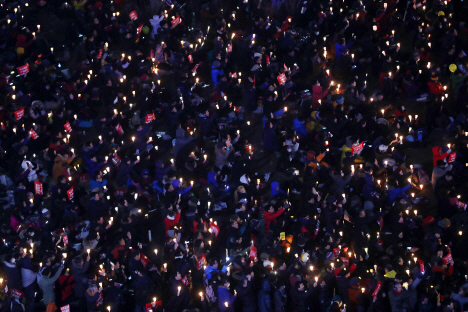 2016년 마지막날인 31일 오후 서울 광화문 광장 일대에서 박근혜 대통령 퇴진 촉구 제10차 촛불집회가 열리고 있다. /연합뉴스
