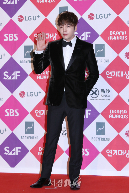 배우 장근석이 31일 열린 2016 SAF SBS 연기대상에 참석해 포즈를 취하고 있다.
