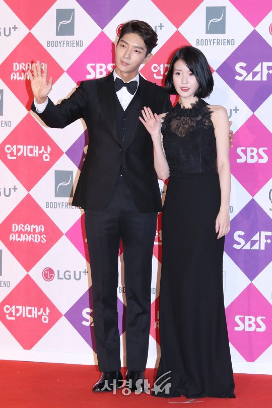 배우 이준기, 아이유가 31일 열린 2016 SAF SBS 연기대상에 참석해 포즈를 취하고 있다.