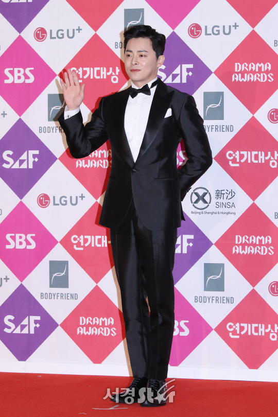 배우 조정석이 31일 열린 2016 SAF SBS 연기대상에 참석해 포즈를 취하고 있다.