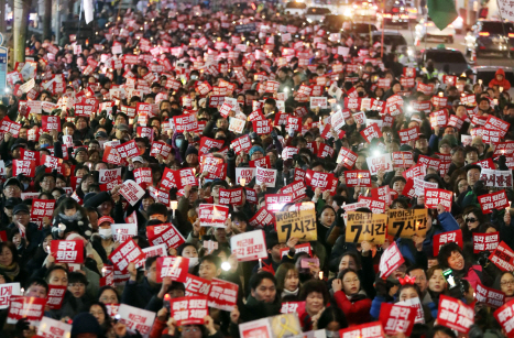 31일 부산 서면 중앙로에 시민들이 모여 박근혜 퇴진 촛불 집회를 열고 있다. /부산=연합뉴스