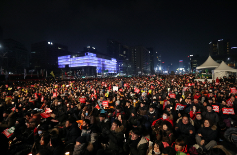 2016년 마지막날인 31일 오후 서울 광화문 광장 일대에서 박근혜 대통령 퇴진 촉구 제10차 촛불집회가 열리고 있다. /연합뉴스