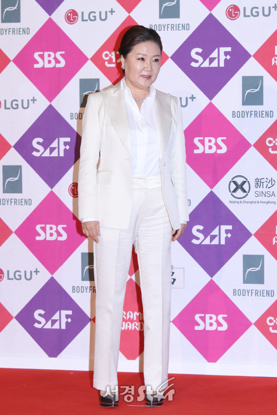 배우 김해숙이 31일 열린 2016 SAF SBS 연기대상에 참석해 포즈를 취하고 있다.