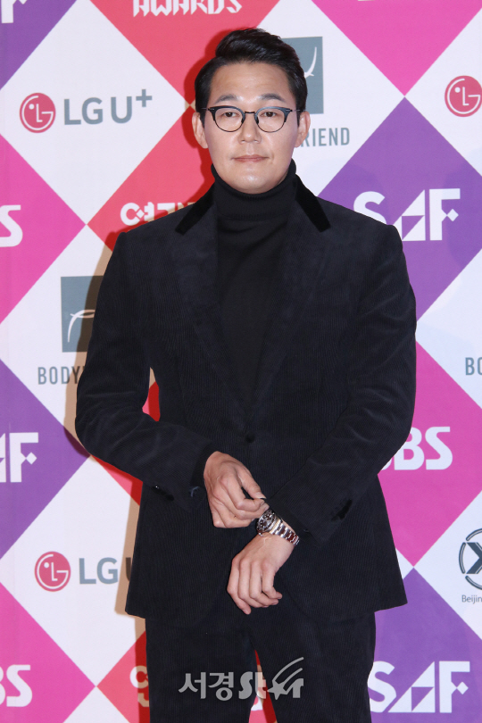 배우 박성웅이 31일 열린 2016 SAF SBS 연기대상에 참석해 포즈를 취하고 있다.