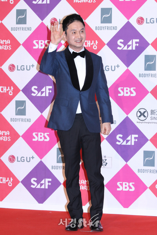 배우 장현성이 31일 열린 2016 SAF SBS 연기대상에 참석해 포즈를 취하고 있다.
