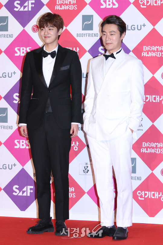 배우 신원호, 이희준이 31일 열린 2016 SAF SBS 연기대상에 참석해 포즈를 취하고 있다.