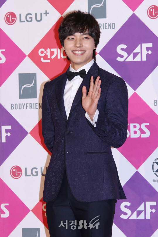 배우 여진구가 31일 열린 2016 SAF SBS 연기대상에 참석해 포즈를 취하고 있다.