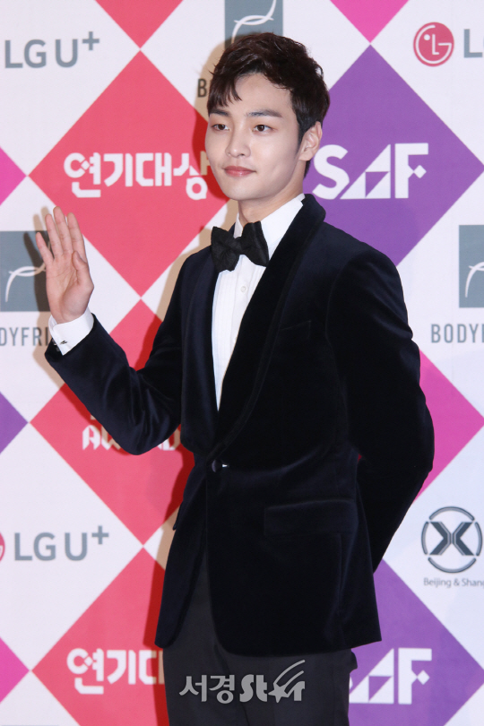 배우 김민재가 31일 열린 2016 SAF SBS 연기대상에 참석해 포즈를 취하고 있다.