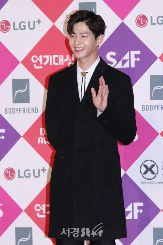 배우 송재림이 31일 열린 2016 SAF SBS 연기대상에 참석해 포즈를 취하고 있다.