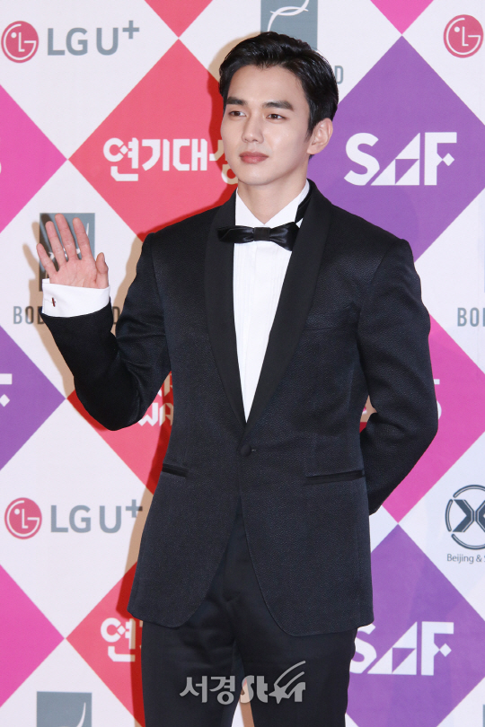 배우 유승호가 31일 열린 2016 SAF SBS 연기대상에 참석해 포즈를 취하고 있다.