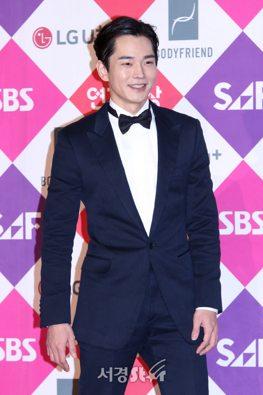 배우 온주완이 31일 열린 2016 SAF SBS 연기대상에 참석해 포즈를 취하고 있다.