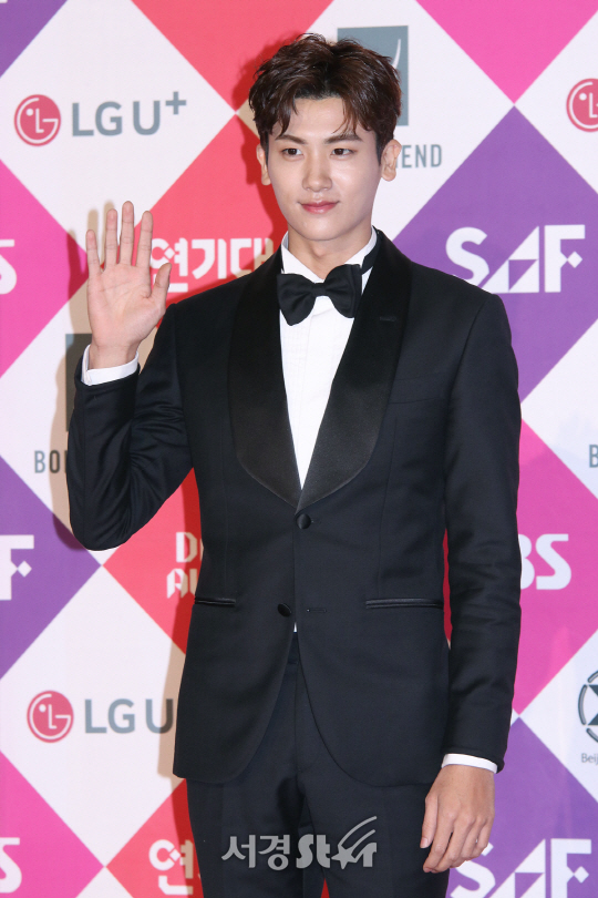 배우 박형식이 31일 열린 2016 SAF SBS 연기대상에 참석해 포즈를 취하고 있다.