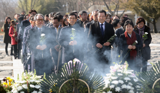 참여정부 인사들이 새해를 맞아 1일 오후 경남 김해시 진영읍 봉하마을 노무현 대통령 묘역을 참배하고 있다. /연합뉴스
