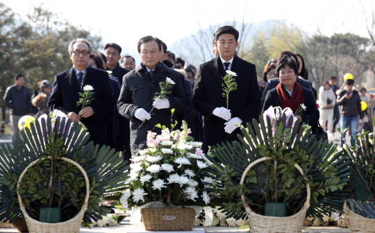 참여정부 인사들이 새해를 맞아 1일 오후 경남 김해시 진영읍 봉하마을 노무현 대통령 묘역을 참배하고 있다. /연합뉴스
