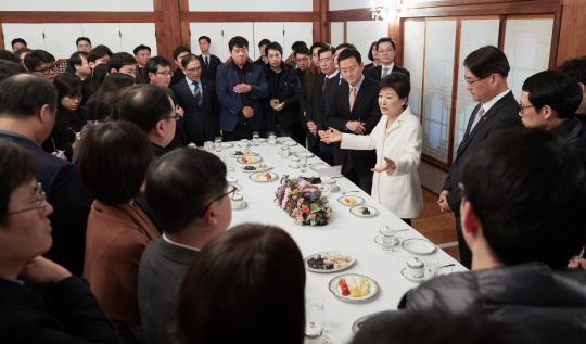 박근혜 대통령이 새해 첫날인 1일 오후 청와대 상춘재에서 출입기자단과 신년인사회를 열어 참석자들의 질문에 답하고 있다. /연합뉴스